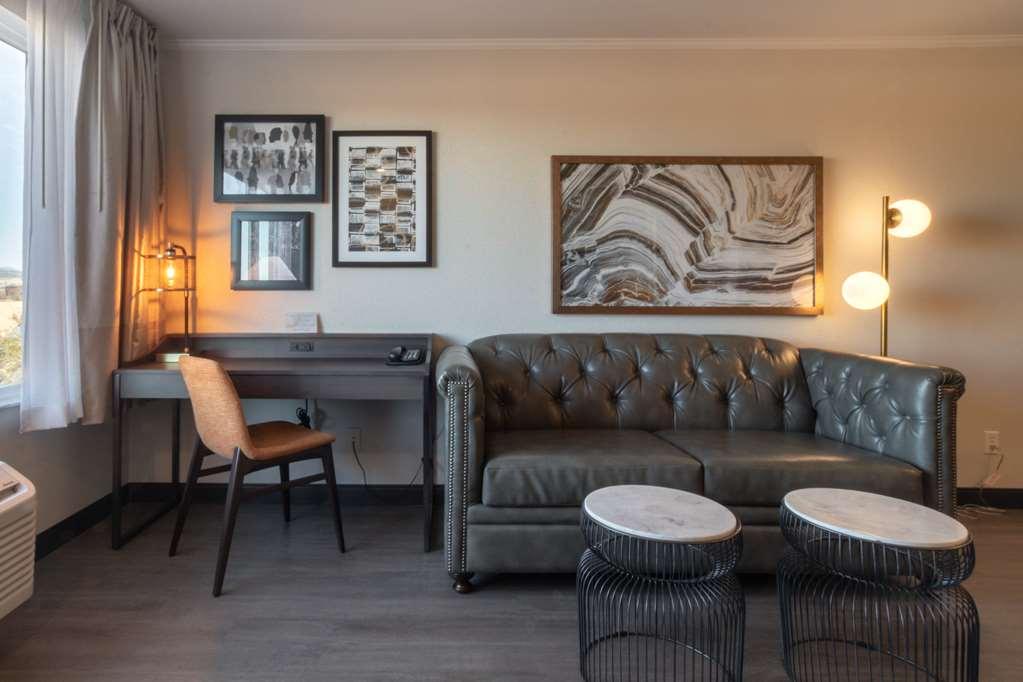 Oxford Suites Chico Room photo