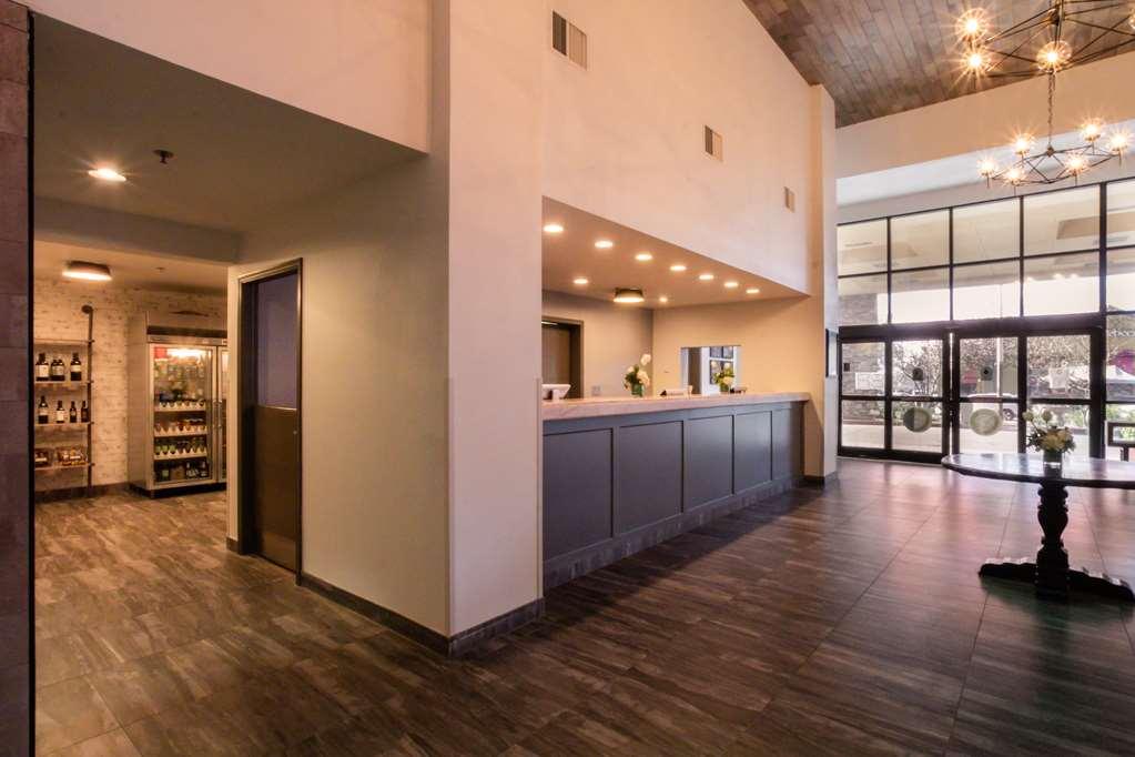 Oxford Suites Chico Interior photo