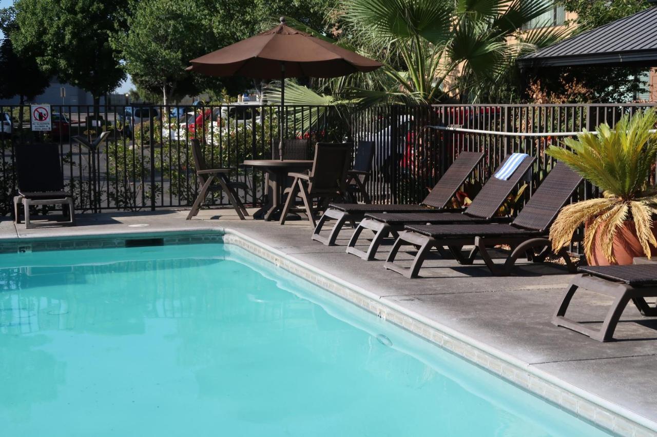 Oxford Suites Chico Exterior photo